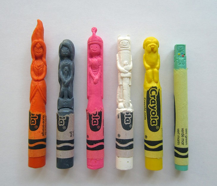 Crayolas con las figuras de los personas de hoang tran adventure times