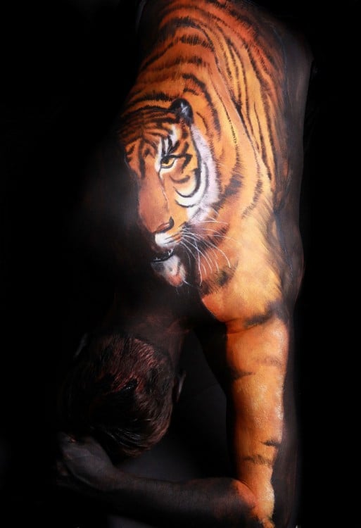 BODY PAINT DE TIGRE DE CUERPO COMPLETOP EN UN HOMBRE