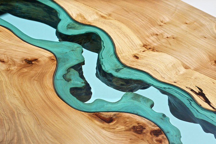 Mesa de madera con el diseño de un río en el centro 