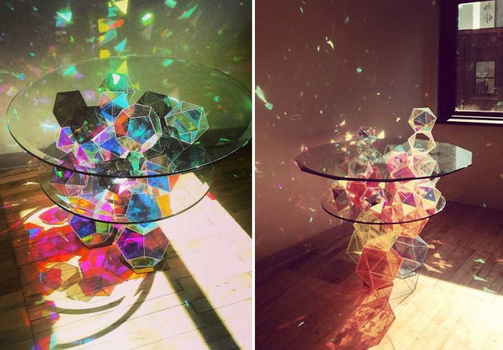 Dos mesas de vidrio con luces de discoteca 