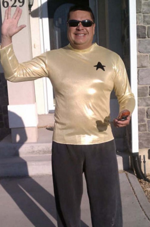 hombre disfrazado de star trek