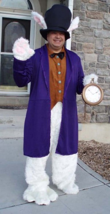 hombre disfrazado de conejo