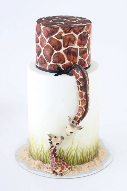 Pastel con el diseño de dos jirafas a punto de darse un beso 