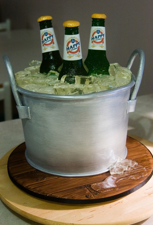 Pastel con forma de cubeta con cerveza y hielos 