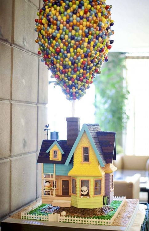 Pastel con el diseño de la casa de la película de UP 