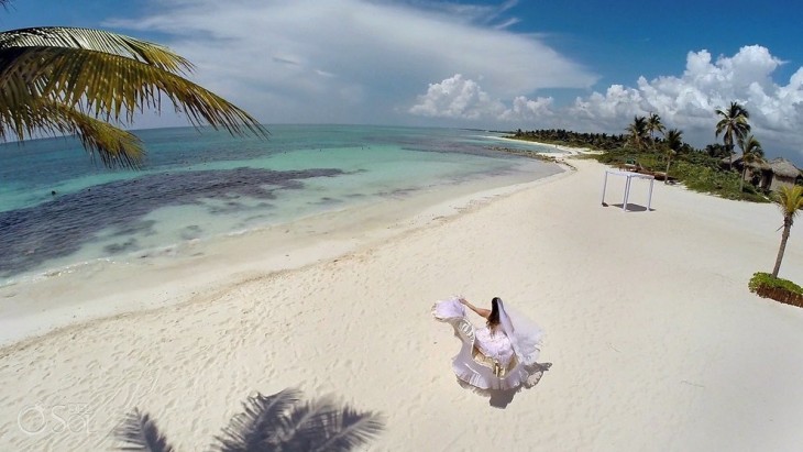 Chica vestida de novia a la orilla de una playa 