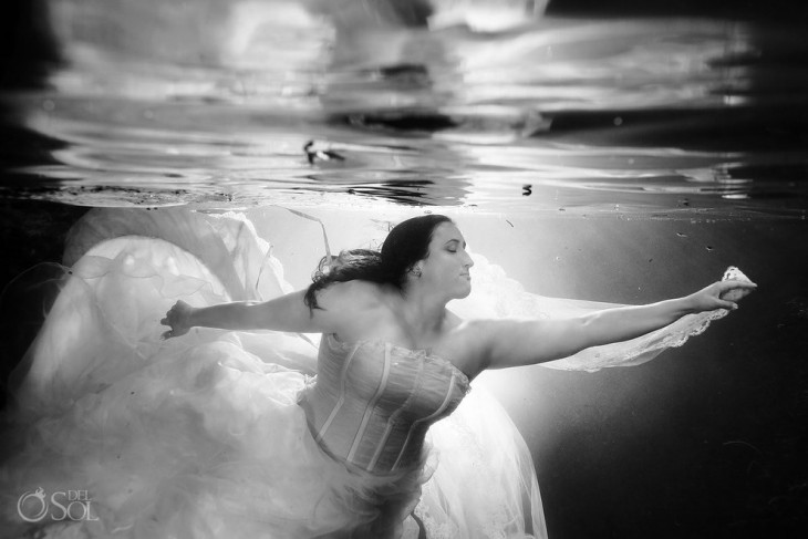 Mujer vestida de novia debajo del mar 