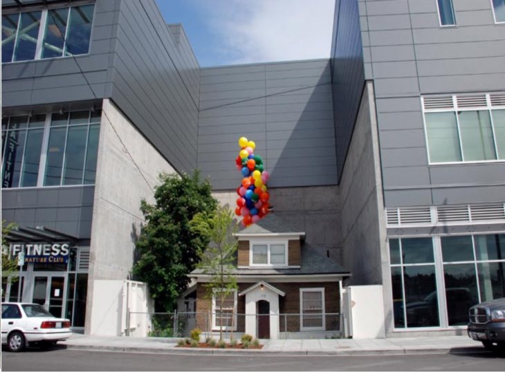 casa en medio de un shopping con globos