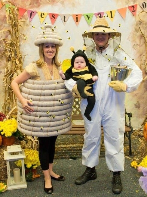 papás disfrazados de miel y bebe de abeja