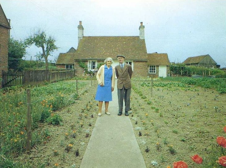 hombre y mujer al frente de su casa primavera