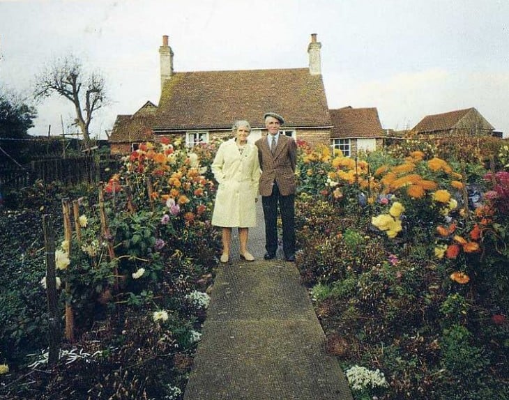 hombre y mujer al frente de su casa primavera