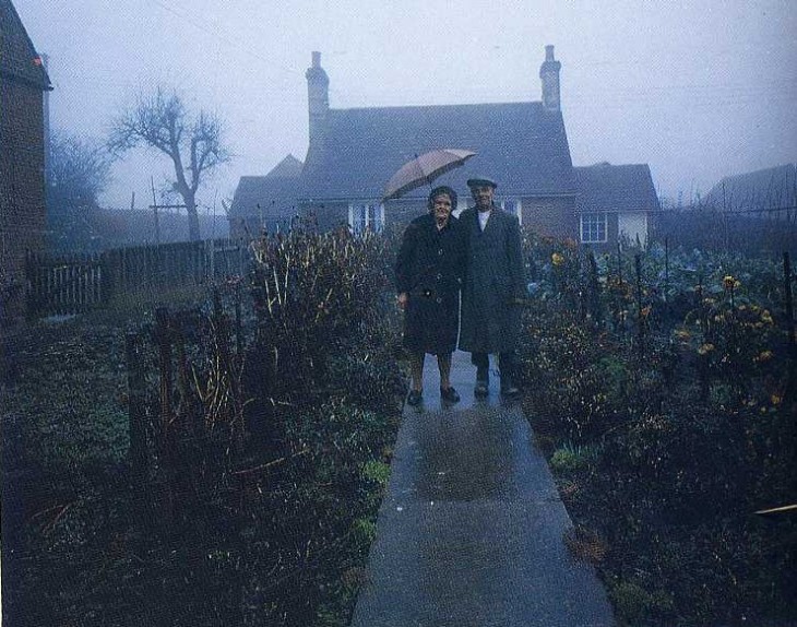 hombre y mujer al frente de su casa invierno