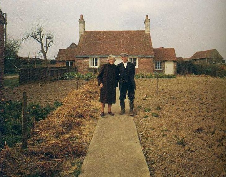 hombre y mujer al frente de su casa invierno