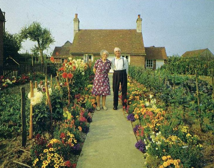 hombre y mujer al frente de su casa primavera