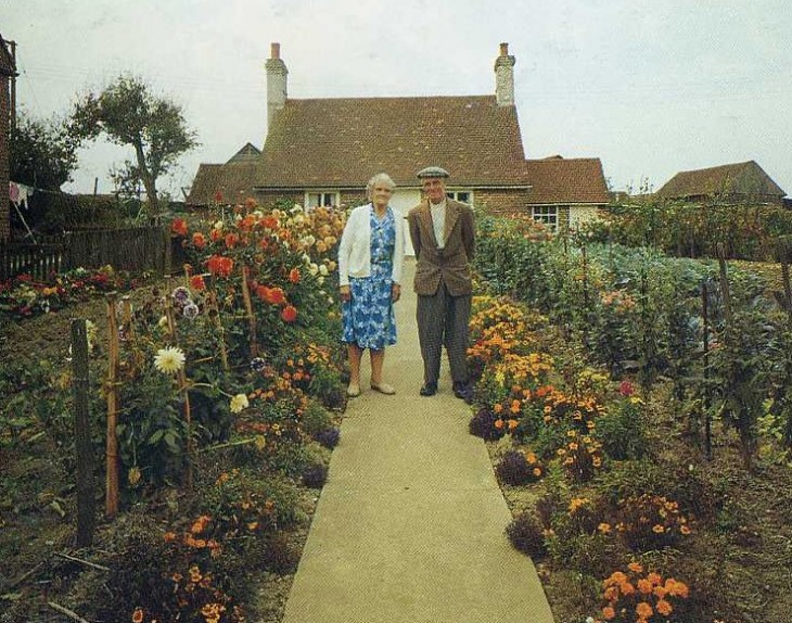 hombre y mujer al frente de su casa primavera