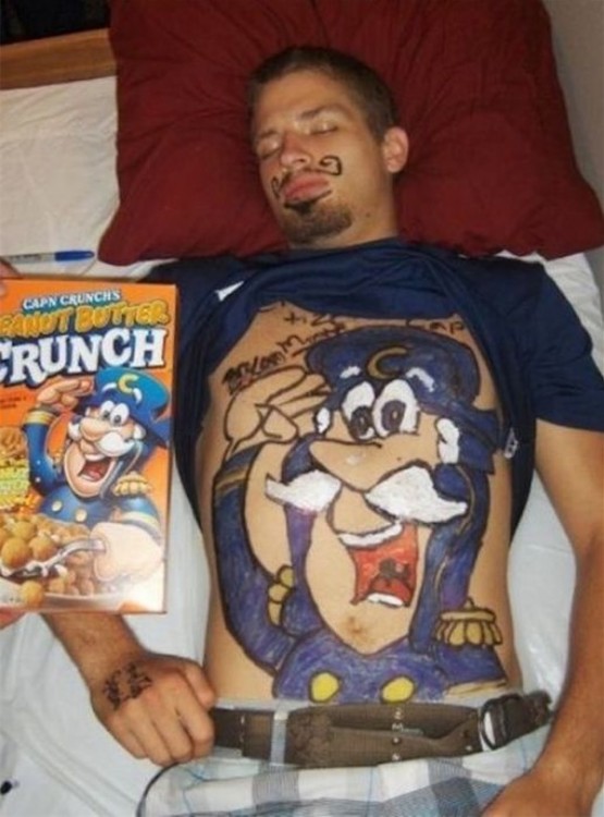 le pintaron el abdomen de capitan crunch