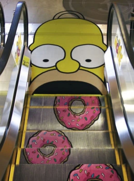 escalera mecanica promociona los simpsons