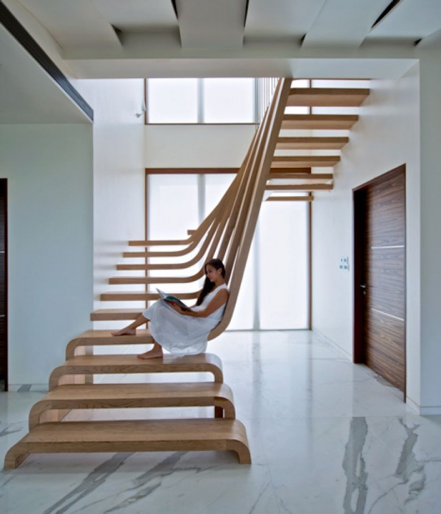 cdn.homesandhues.com 203_Wave-Hello-to-the-F...s-Stunning-Staircase_1-f