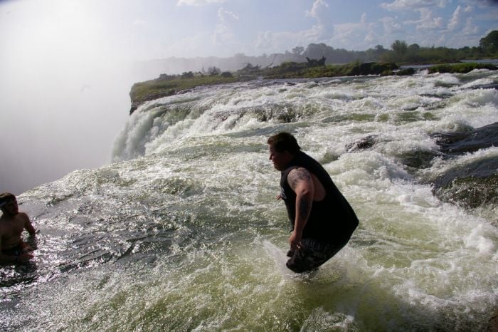 señor parado al final de la cascada