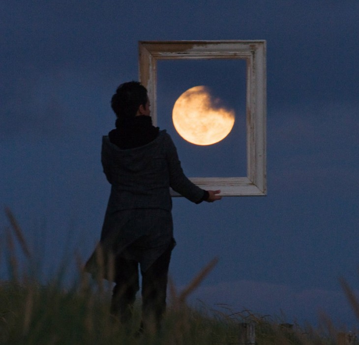 un cuadro de la luna