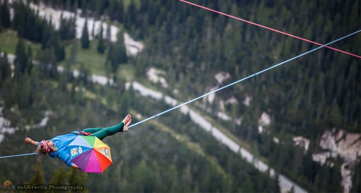 hombre haciendo equilibrio en una soga en los alpes