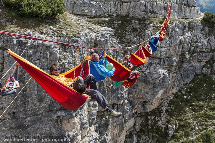 gente en hamacas colgadas en la montana