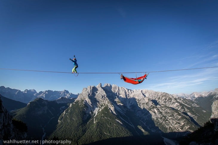 hombre haciendo equilibrio en una soga en los alpe