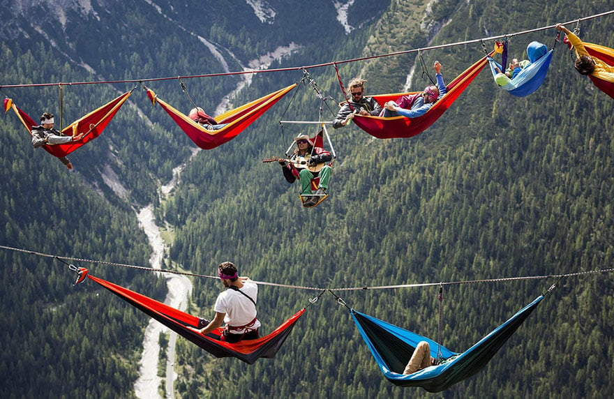 gente en hamacas colgadas en la montana