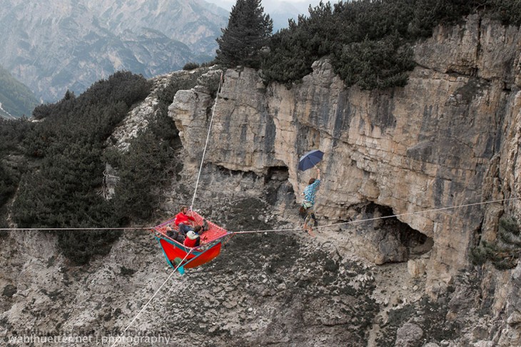 un hombre en hamaca colgado en la montana