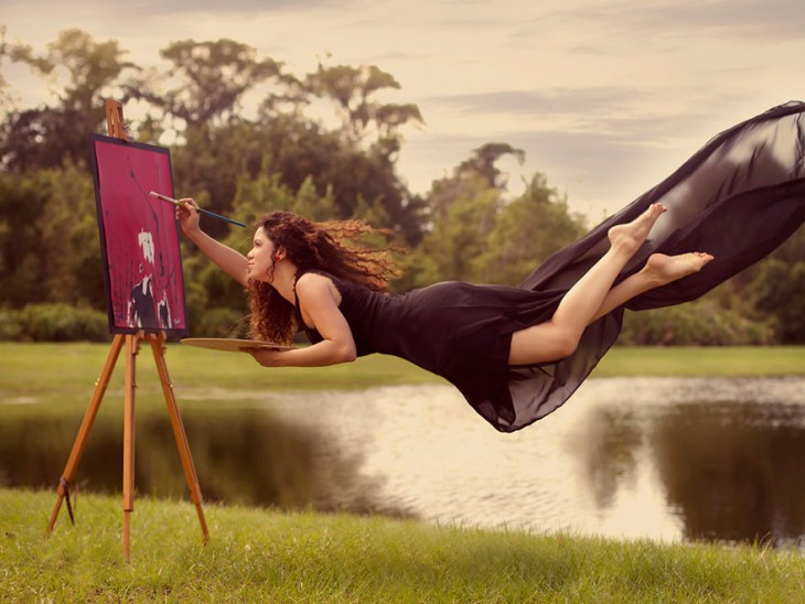 mujer pintando un cuadro