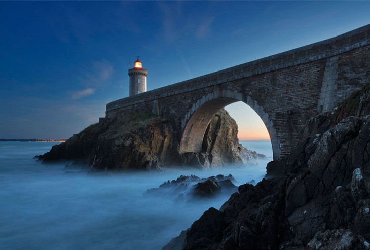 hermoso faro durante atardecer