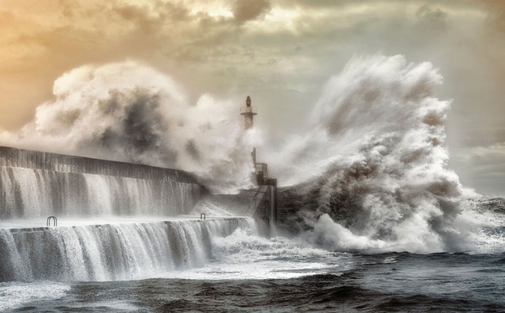 faro en medio de una tormenta