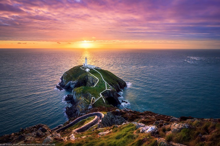 faro del fin del mundo en atardecer