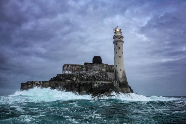 faro en una islaen medio de tormenta