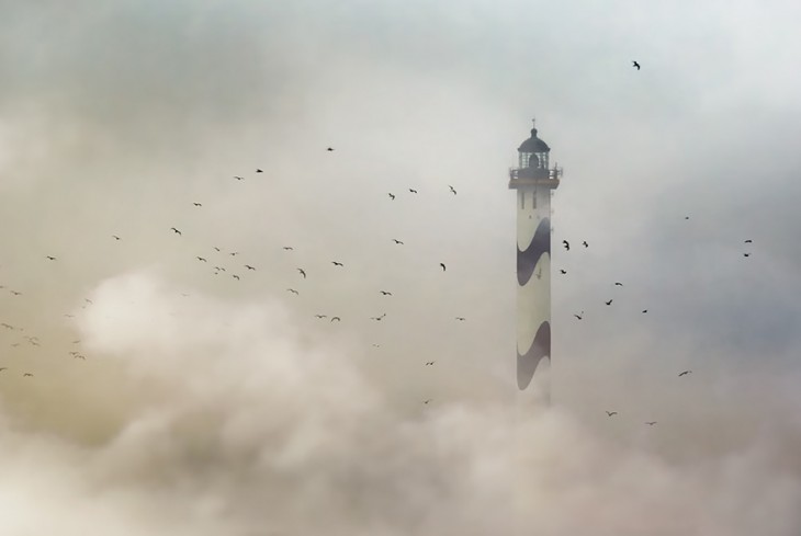 faro en medio de un oleage