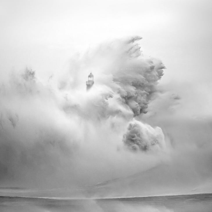 faro en medio de una tormenta