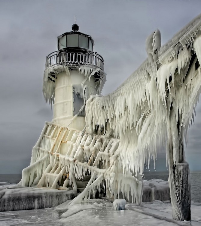 faro después de una nevada