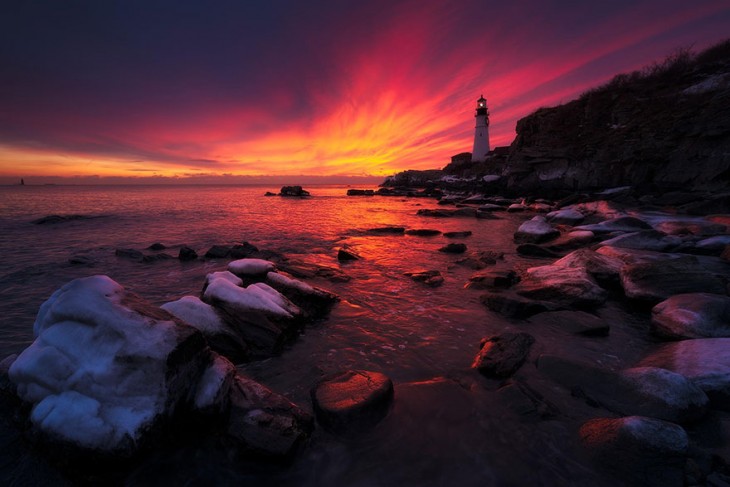 hermoso atardecer con un faro en el fondo