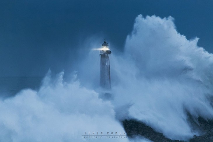 un faro en medio de una tormenta