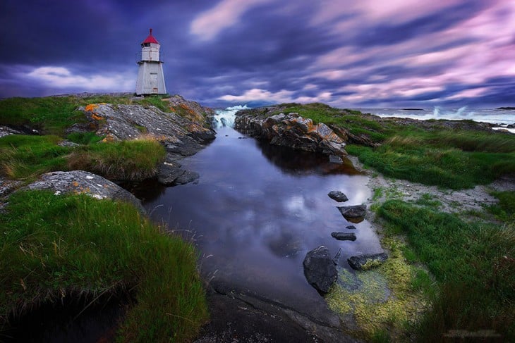 un hermoso faro al lado de un lago