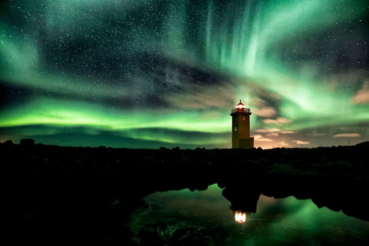 faro con un fondo de luces boreales