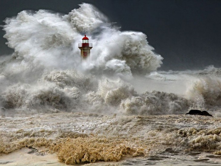 faro en medio de una tormenta