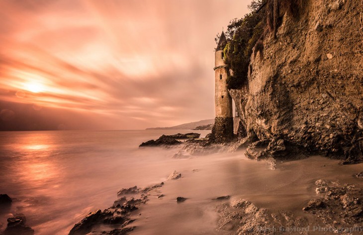 hermoso atardecer al lado de un faro