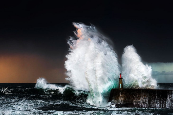 faro en medio de una tormenta