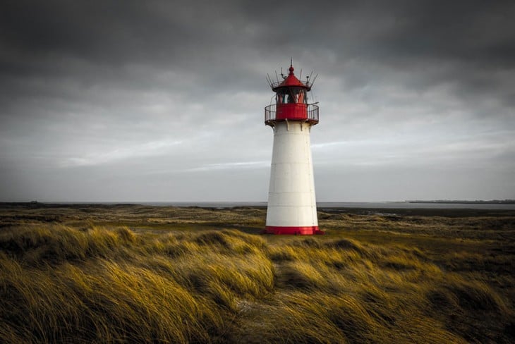 faro en irlanda viendo una tormenta