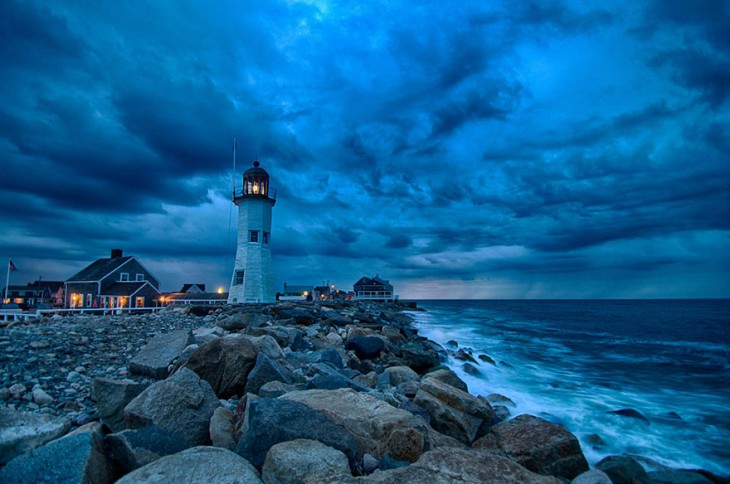 faro en un atardecer azul