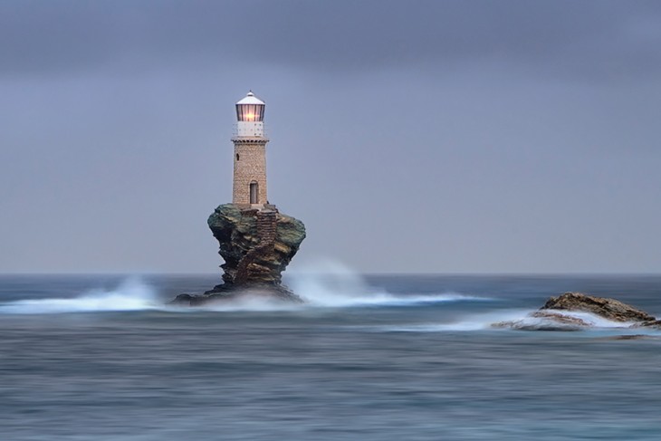 faro en la isla mas pequeña del mundo