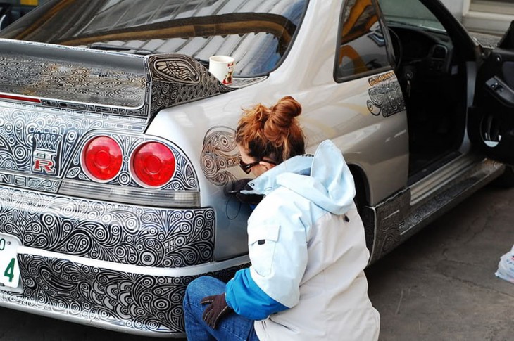 mujer pintado auto