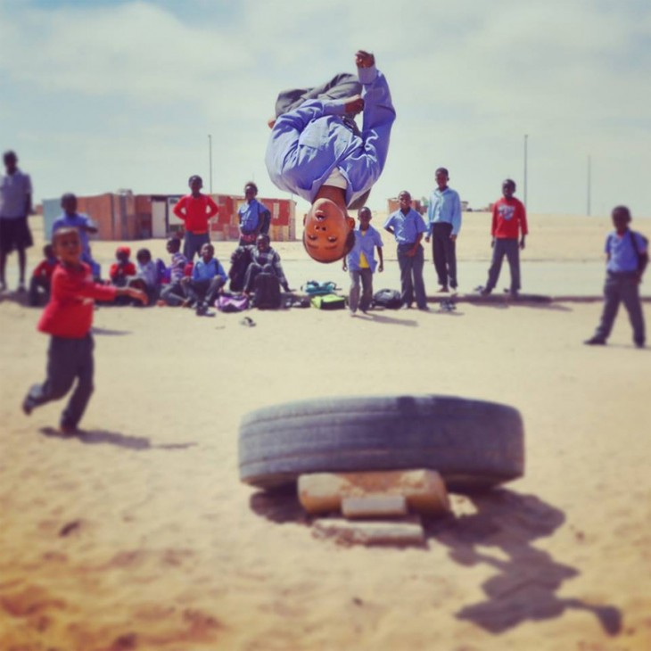 niños acrobatas en namibia