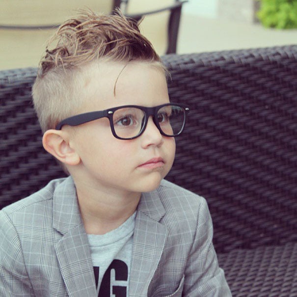 niño con lentes hipster